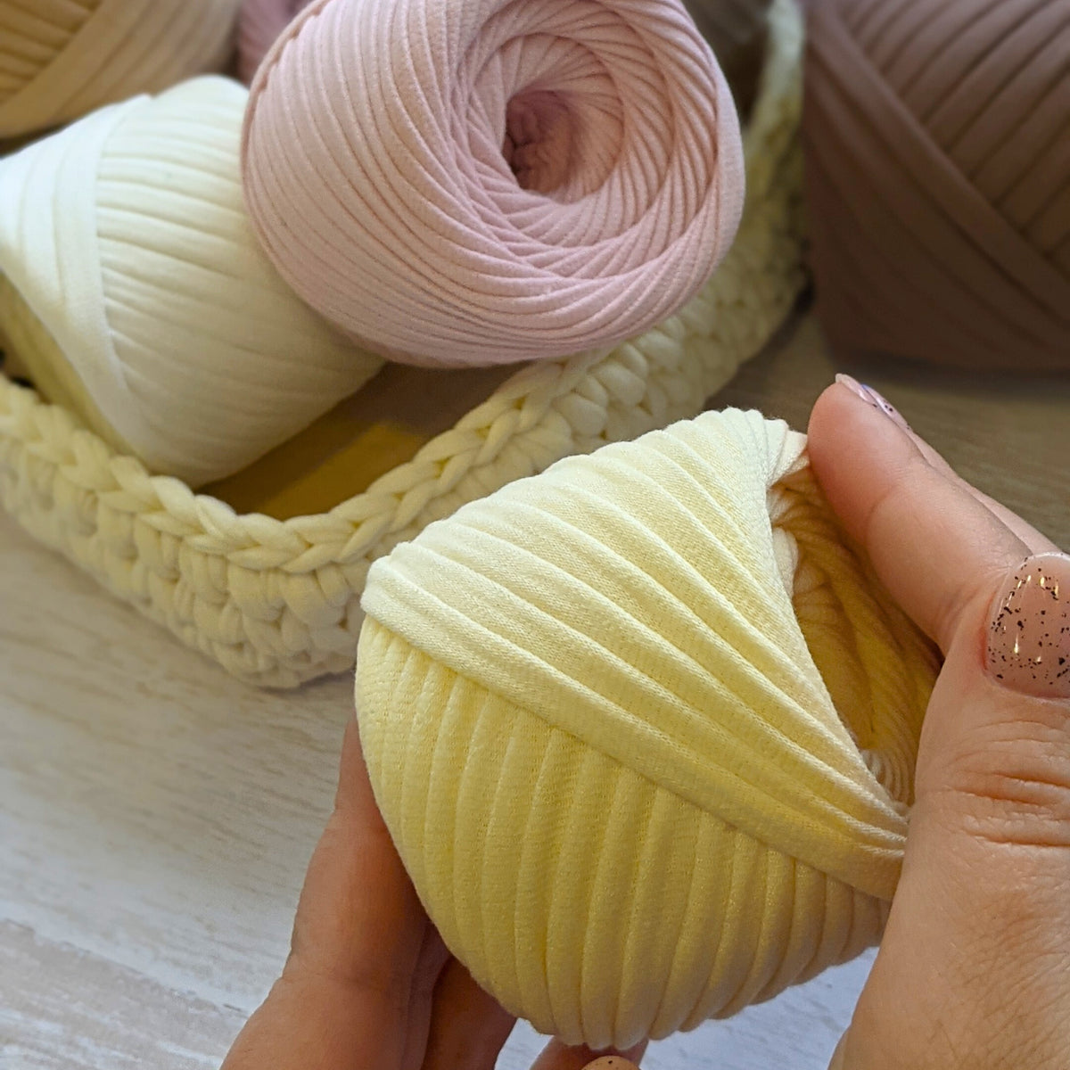 T-shirt yarn, Medium 7-9 mm, Lemon
