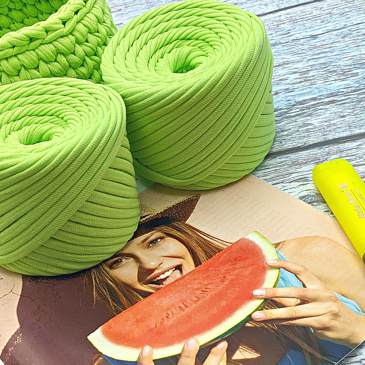 T-shirt yarn, Medium 7-9 mm, Neon