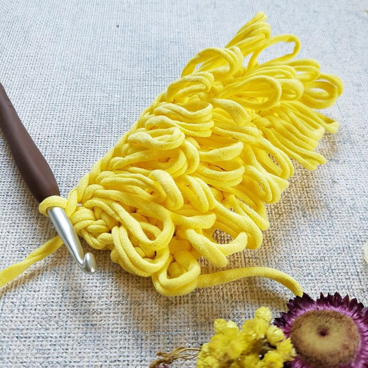 T-shirt yarn, Medium 7-9 mm, Yellow