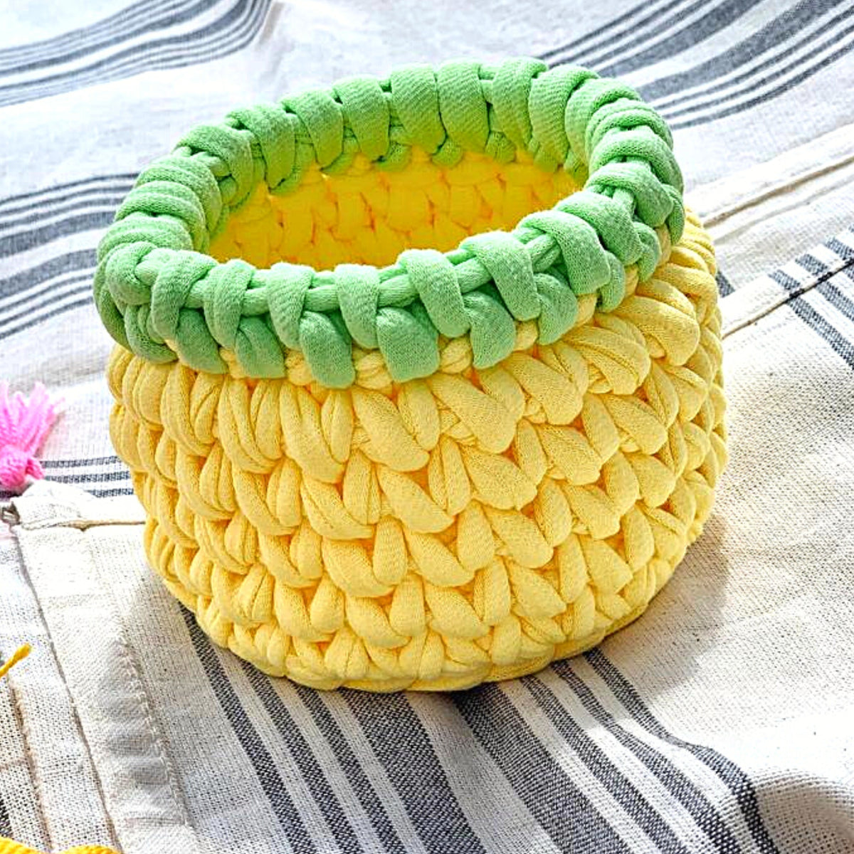 T-shirt yarn, Medium 7-9 mm, Neon